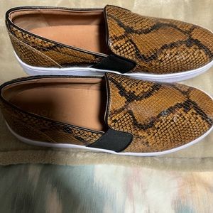 Vionic Slip on sneaker New Size 8